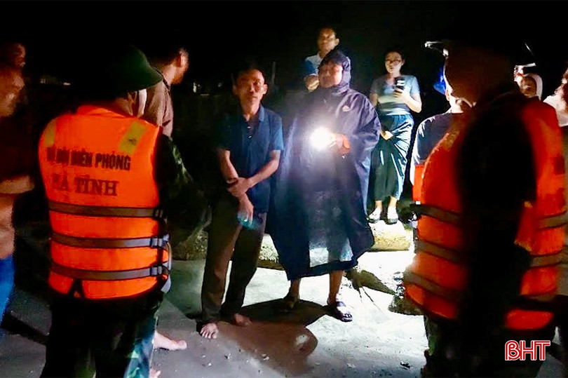 Công tác cứu hộ gặp rất nhiều khó khăn do mưa to, sóng lớn và diễn ra vào ban đêm.