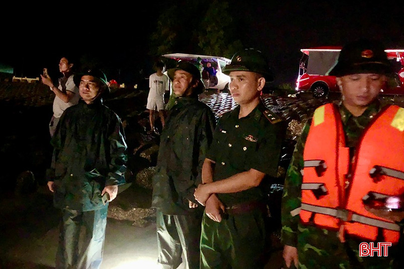 Cán bộ, chiến sỹ Đồn trưởng Đồn Biên phòng Thiên Cầm có mặt kịp thời cứu hộ các hành khách và thuyền viên.