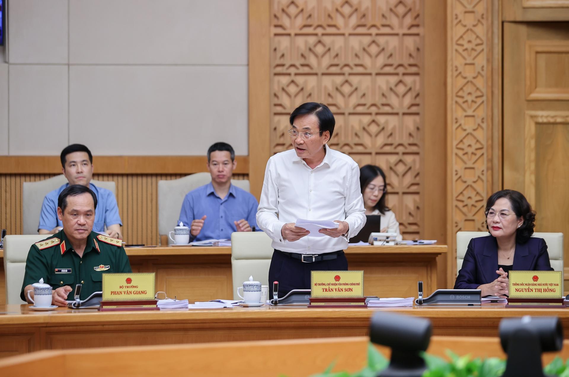 Bộ trưởng, Chủ nhiệm Văn phòng Chính phủ Trần Văn Sơn phát biểu tại phiên họp.