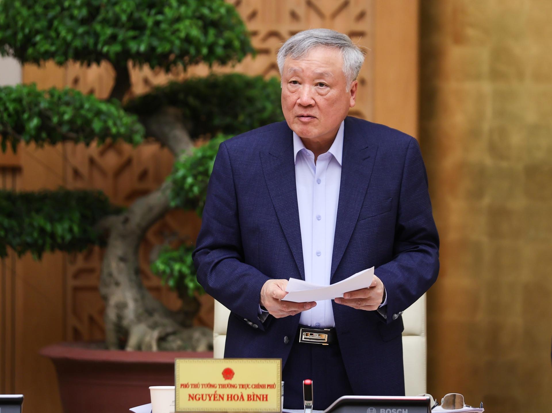 Phó Thủ tướng Thường trực Chính phủ Nguyễn Hòa Bình phát biểu tại phiên họp.