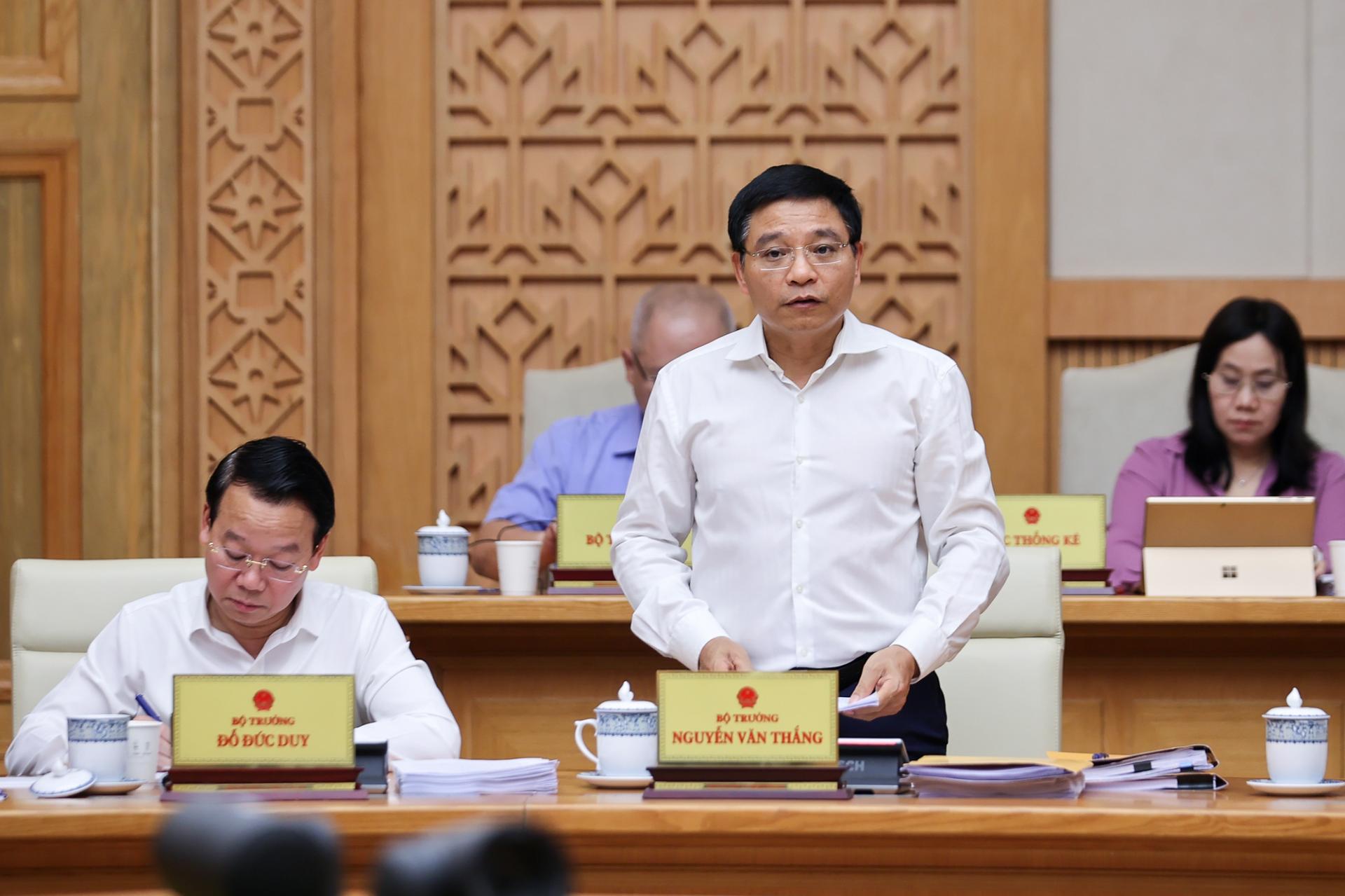 Bộ trưởng Bộ Tài chính Nguyễn Văn Thắng phát biểu tại phiên họp.