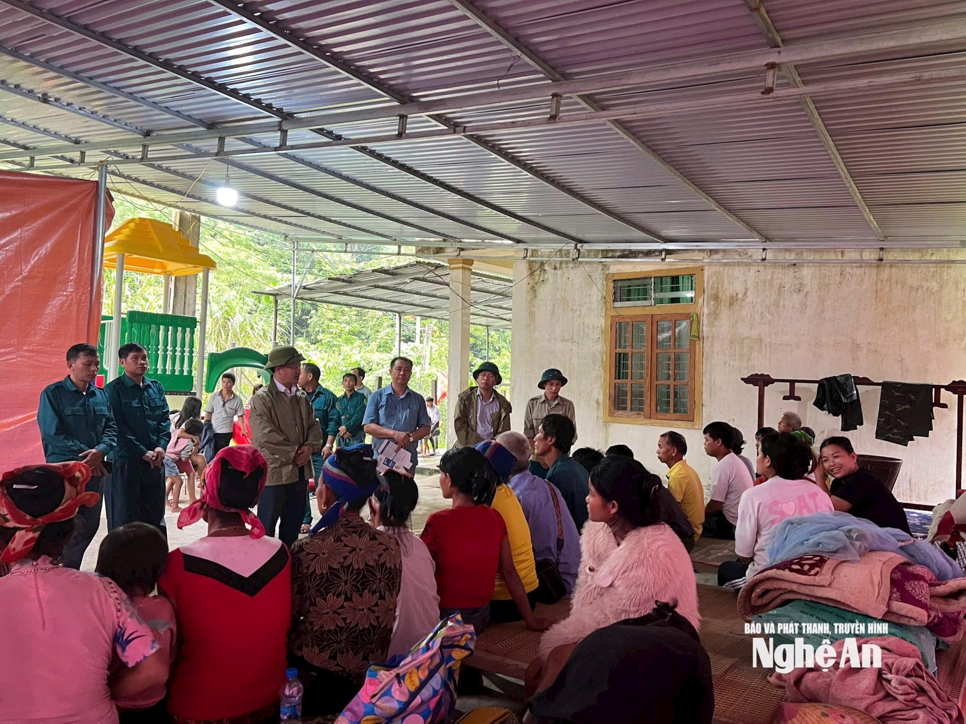 Cán bộ xã và các lực lượng chức năng thăm động viên, hỗ trợ một số nhu yếu phẩm ban đầu cho người dân. Ảnh: CSCC