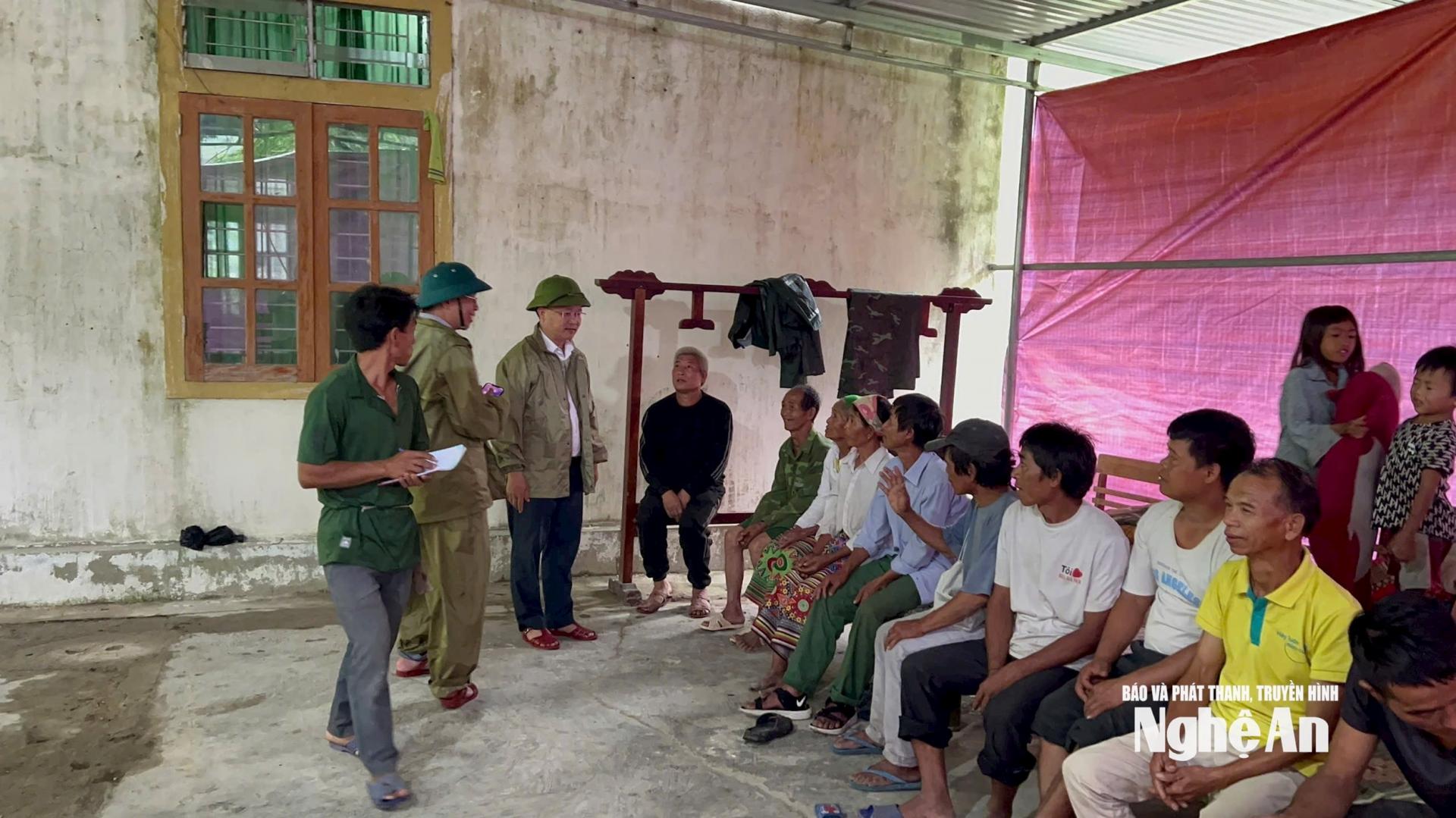 Lãnh đạo xã Nhôn Mai tặng quà hỗ trợ người dân. Ảnh: CSCC