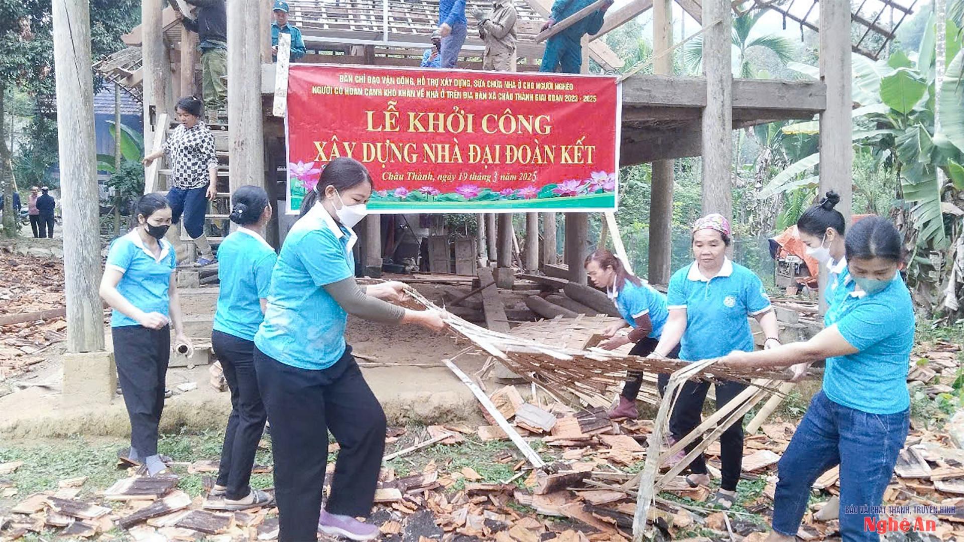 Phụ nữ xã Châu Thành (huyện Quỳ Hợp cũ), nay là xã Châu Hồng hỗ trợ ngày công làm nhà ở cho hộ nghèo. 
