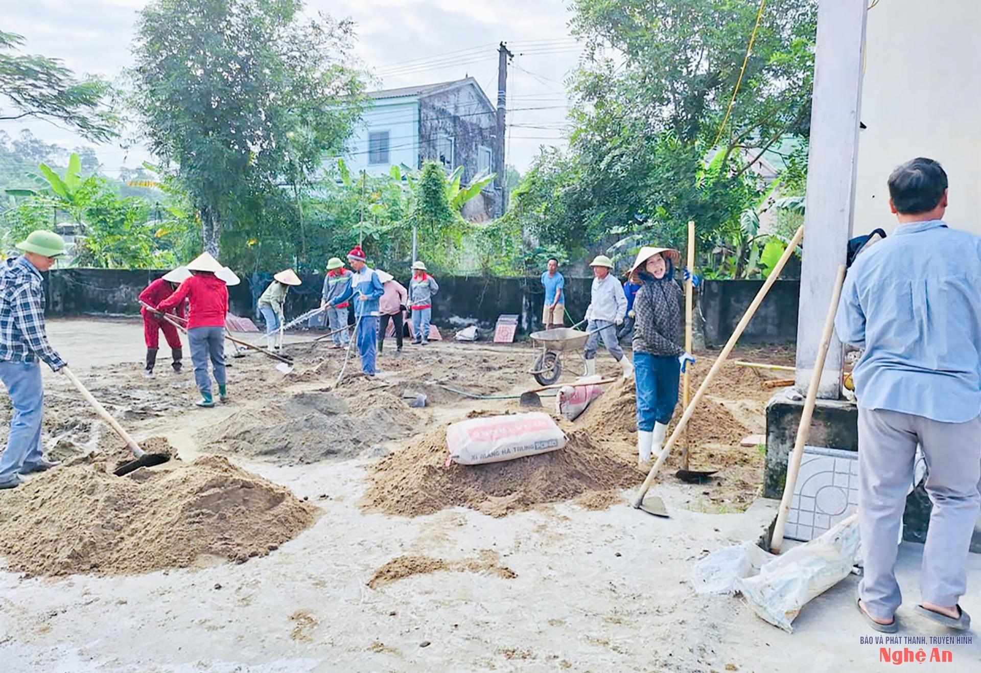 Xã Trung Lộc huy động ngày công của nhân dân làm nhà ở cho người nghèo. 