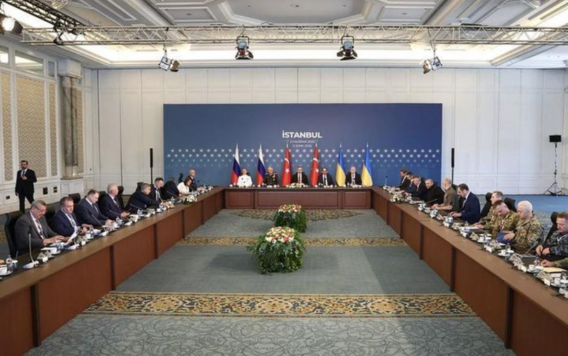 Hai phái đoàn Nga và Ukraine tại cuộc đàm phán ở TP Istanbul - Thổ Nhĩ Kỳ hôm 2-6 Ảnh: TASS