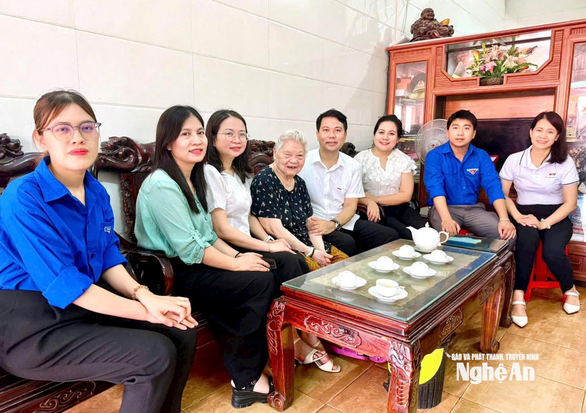 Đồng chí Phan Văn Thắng - Ủy viên Ban Chấp hành Đảng ủy, Phó Tổng Biên tập Báo và Phát thanh, Truyền hình Nghệ An cùng các thành viên trong đoàn đã tới thăm, tặng quà tri ân Mẹ Việt Nam anh hùng Nguyễn Thị Kim Oanh, ở phường Trường Vinh (Nghệ An). Ảnh: Thu Hương