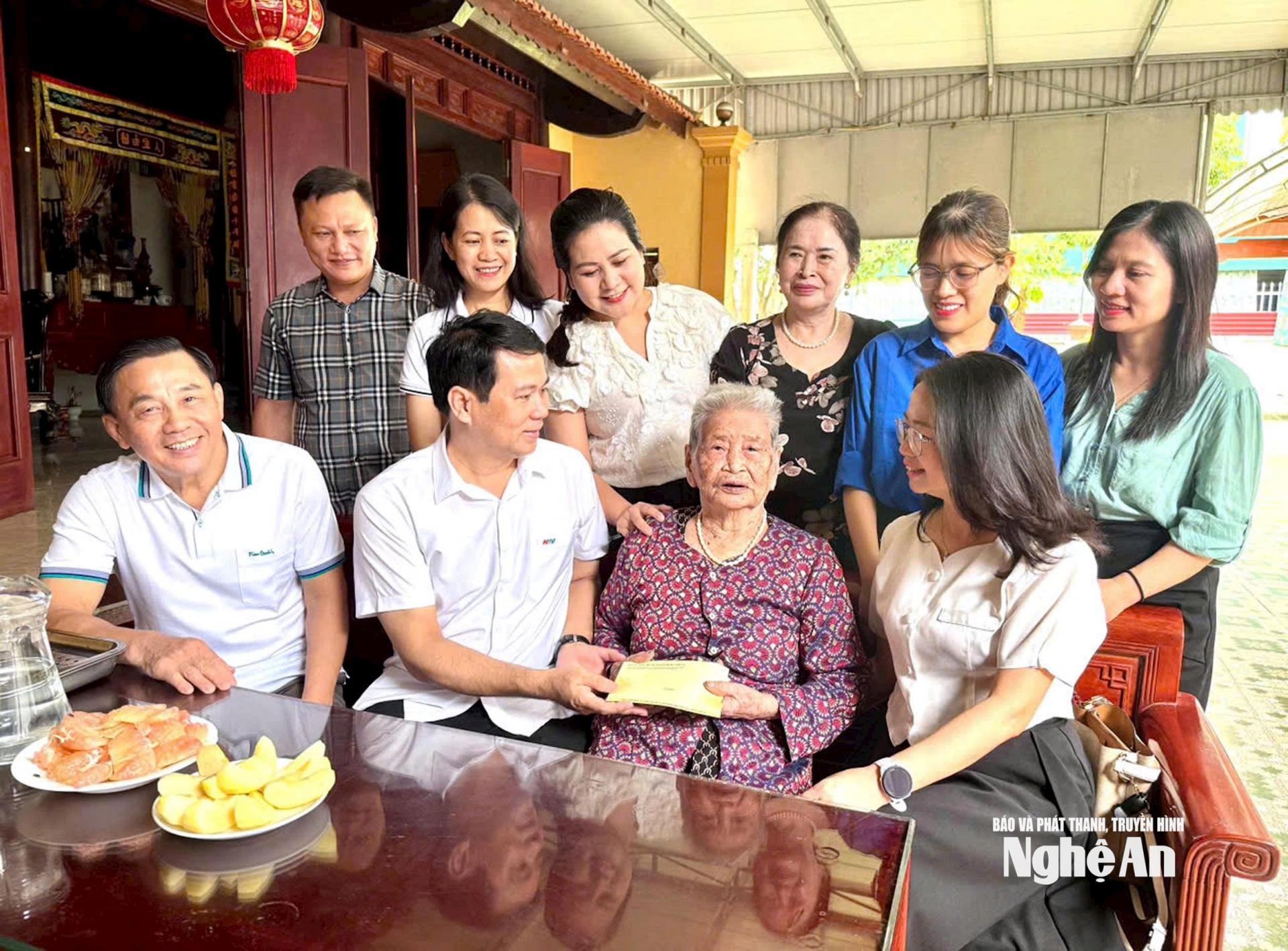 Tặng quà tri ân Mẹ Việt Nam anh hùng Nguyễn Thị Cháu. Ảnh: Thu Hương