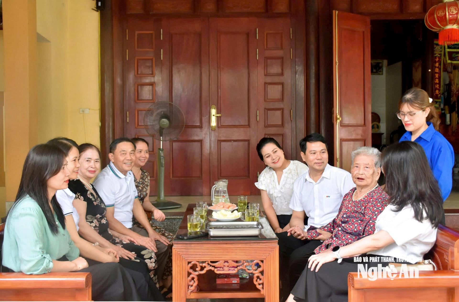 Đoàn công tác của Báo và Phát thanh, Truyền hình Nghệ An do đồng chí Phan Văn Thắng - Ủy viên Ban Chấp hành Đảng ủy, Phó Tổng Biên tập làm trưởng đoàn đã tới thăm, tặng quà tri ân Mẹ Việt Nam anh hùng Nguyễn Thị Cháu tại xã Lam Thành (Nghệ An). Ảnh: Thu Hương