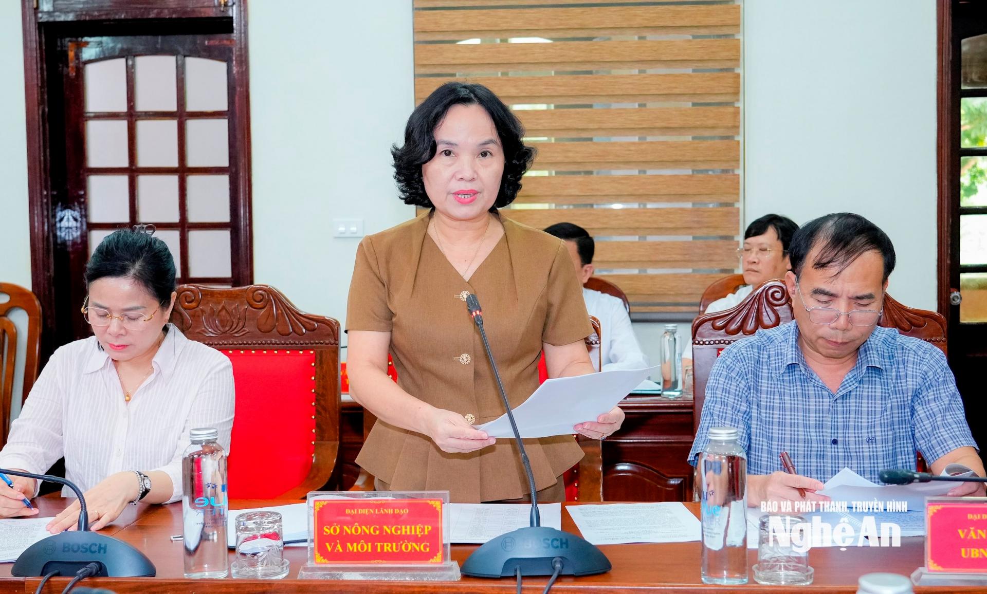 Phó Giám đốc Sở Nông nghiệp và Môi trường Võ Thị Nhung báo cáo tình hình diễn biến, công tác chỉ đạo ứng phó với bão số 3 trên địa bàn tỉnh Nghệ An. Ảnh: Phạm Bằng