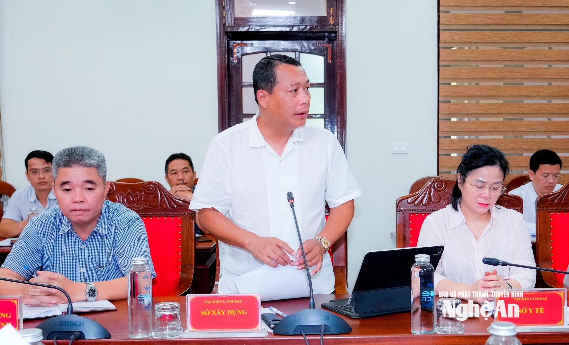 Giám đốc Sở Xây dựng Phạm Hồng Quang báo cáo tình hình ứng phó, khắc phục và những giải pháp trong thời gian tới. Ảnh: Phạm Bằng