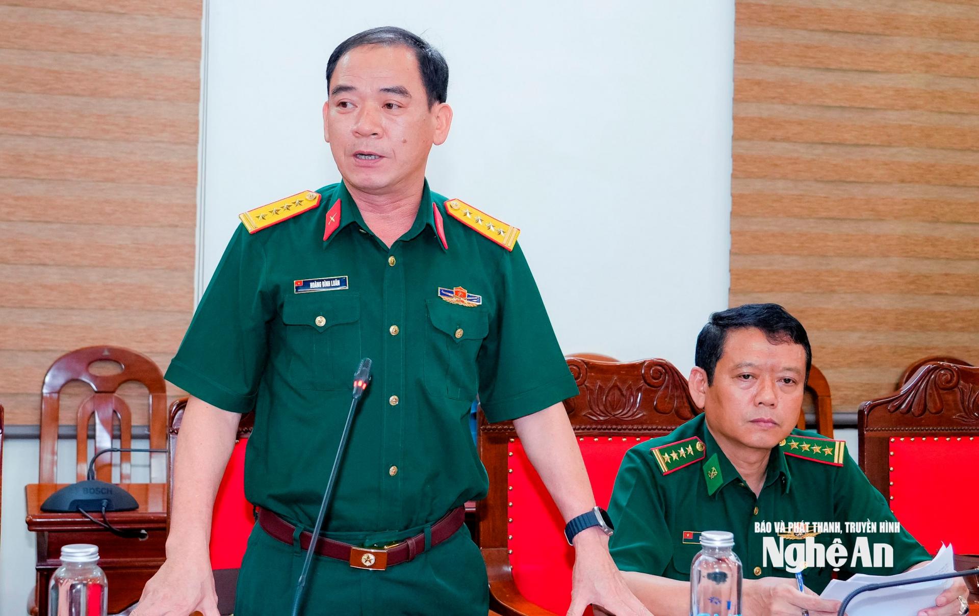 Đại tá Hoàng Đình Luân - Phó Chỉ huy trưởng, Tham mưu trưởng Bộ CHQS tỉnh báo cáo công tác ứng phó, giúp dân khắc phục ngập, lụt. Ảnh: Phạm Bằng