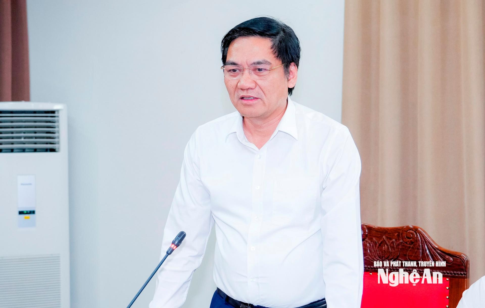 Phó Bí thư Thường trực Tỉnh ủy, Chủ tịch HĐND tỉnh Hoàng Nghĩa Hiếu phát biểu tại cuộc họp. Ảnh: Phạm Bằng