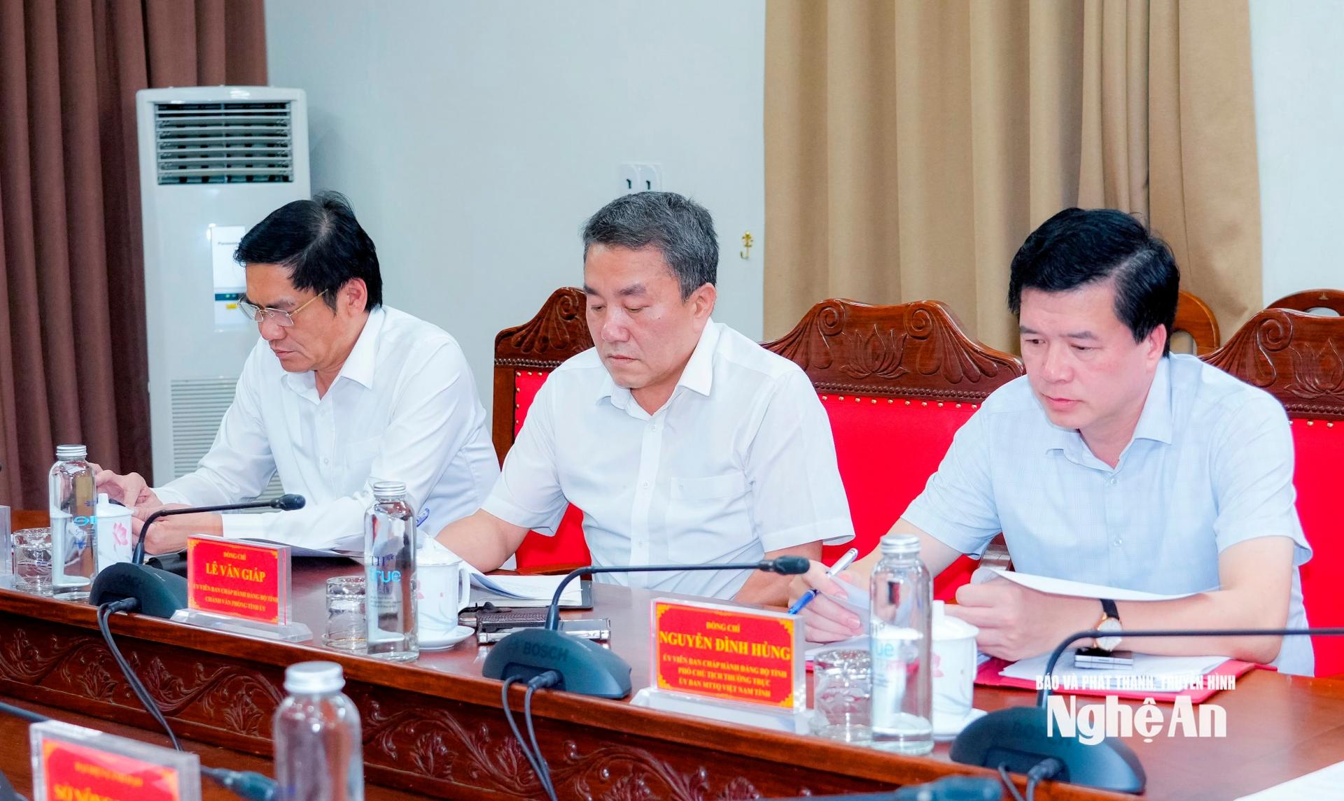 Các đồng chí Thường trực Tỉnh ủy và lãnh đạo các ngành, đơn vị tham dự cuộc họp. Ảnh: Phạm Bằng