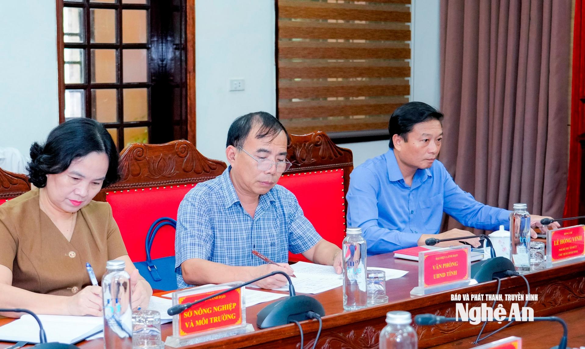 Các đồng chí Thường trực Tỉnh ủy và lãnh đạo các ngành, đơn vị tham dự họp. Ảnh: Phạm Bằng