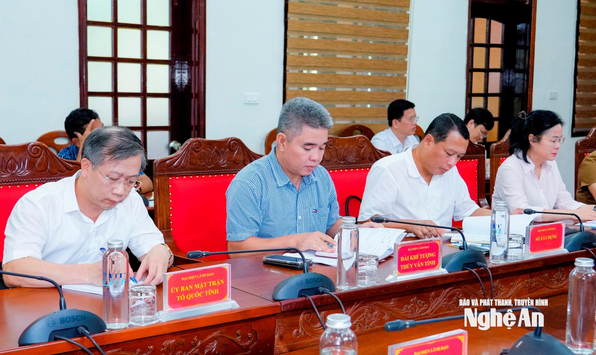 Lãnh đạo các ngành, đơn vị tham dự họp. Ảnh: Phạm Bằng