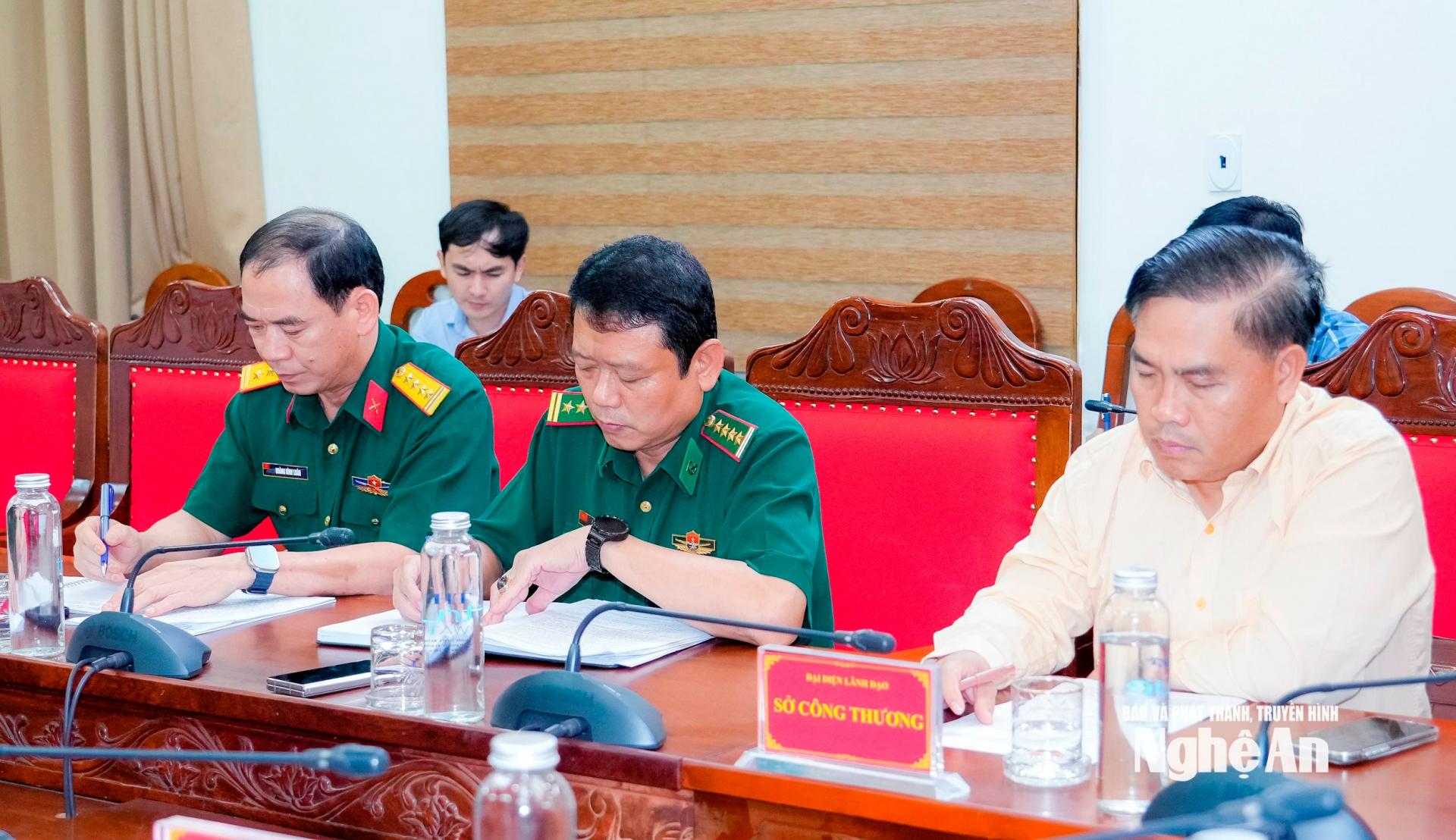 Lãnh đạo các ngành, đơn vị tham dự họp. Ảnh: Phạm Bằng