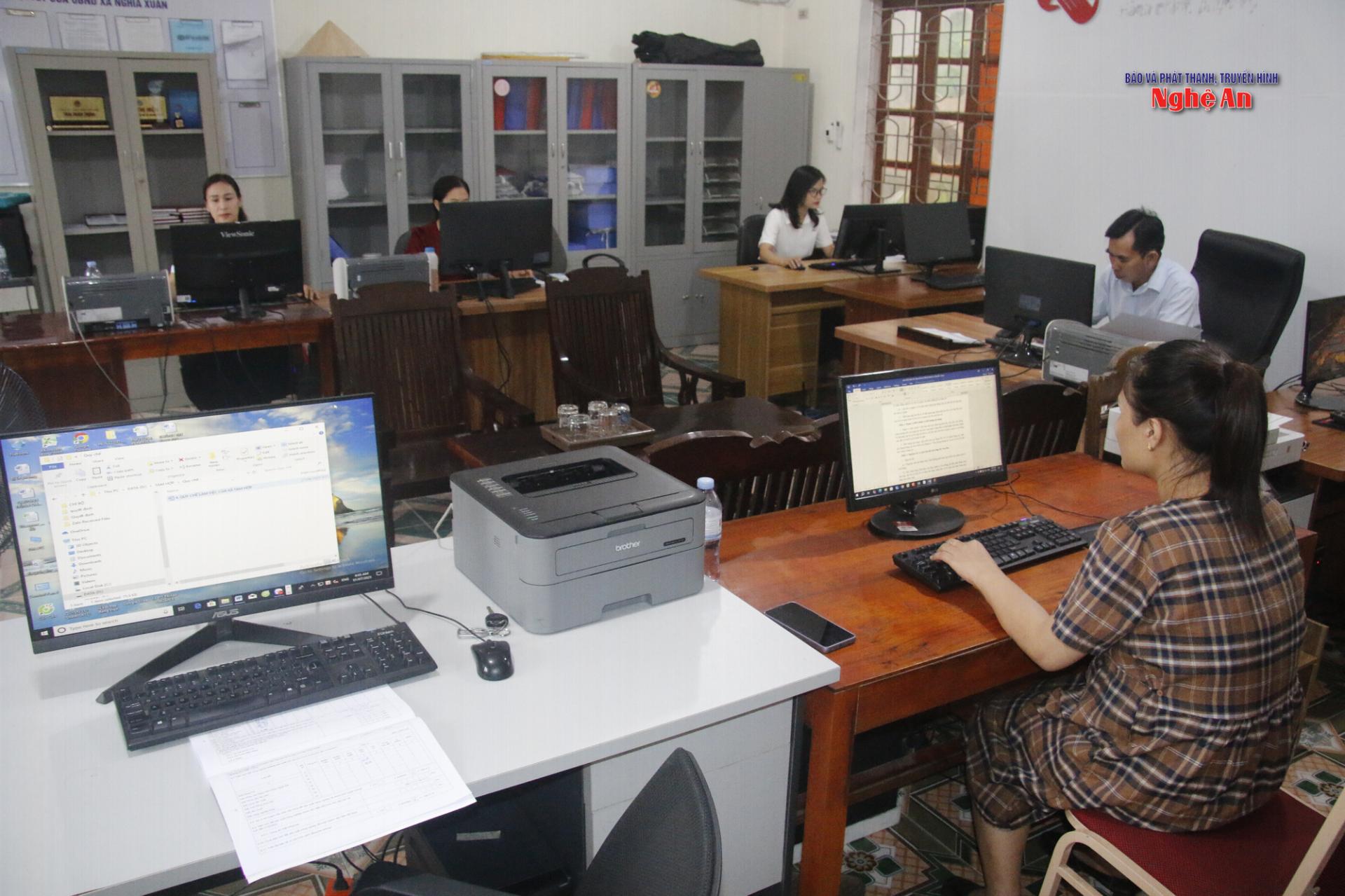 Không khí làm việc khẩn trương, trách nhiệm của các ban Đảng của Đảng ủy xã Tam Hợp.