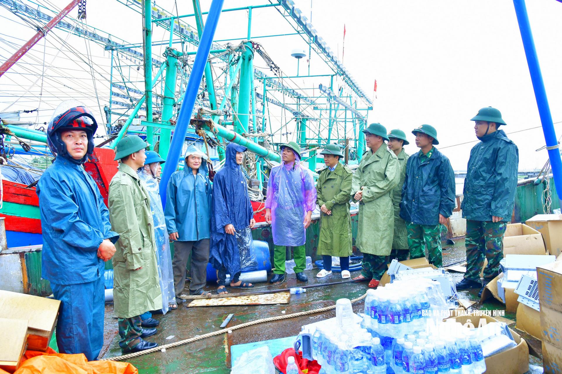 Đại tá Hoàng Đình Luân – Phó Chỉ huy trưởng, Tham mưu trưởng Bộ Chỉ huy Quân sự tỉnh cùng các đồng chí trong đoàn công tác tiến hành kêu gọi và vận động nhân dân vào nới tránh trú an toàn.