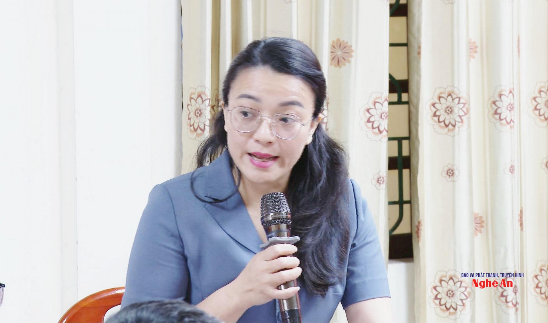 Giám đốc Sở Tư pháp Hoàng Thị Thu Trang phát biểu tại cuộc làm việc.