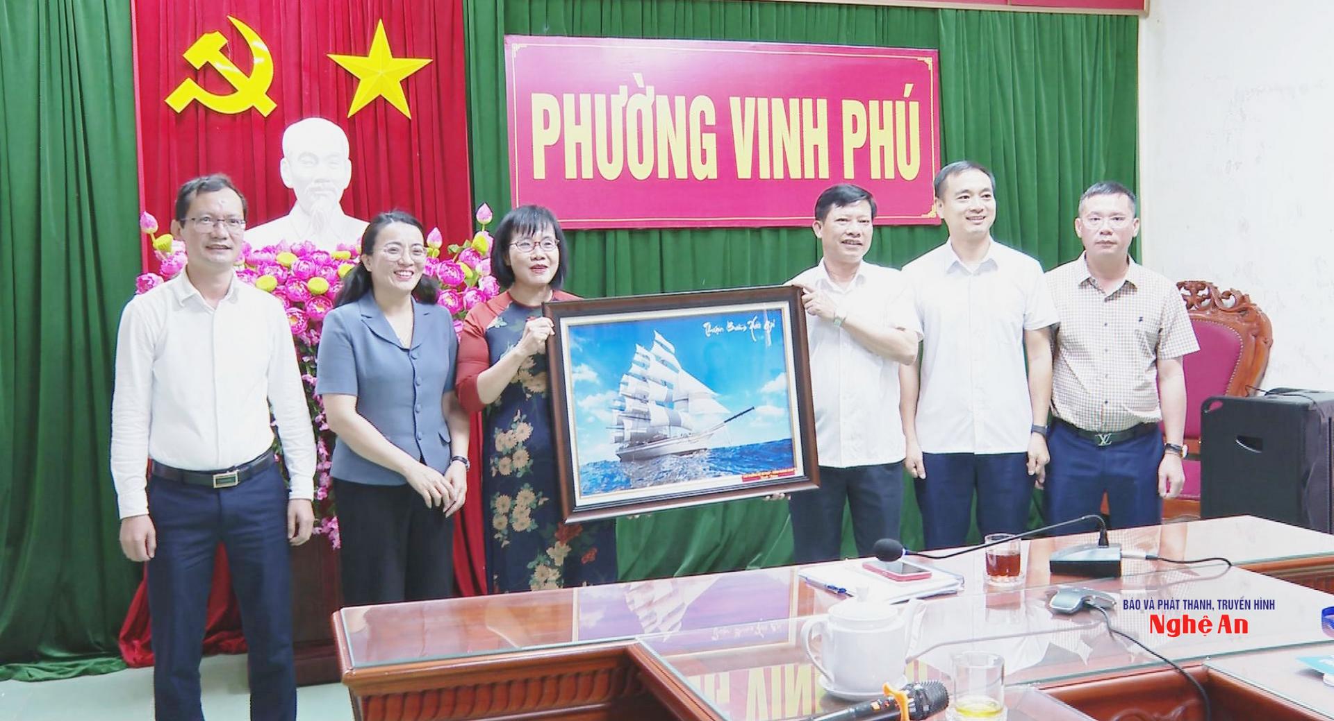 Thứ trưởng Bộ Tư pháp Đặng Hoàng Oanh tặng món quà lưu niệm phường Vinh Phú.