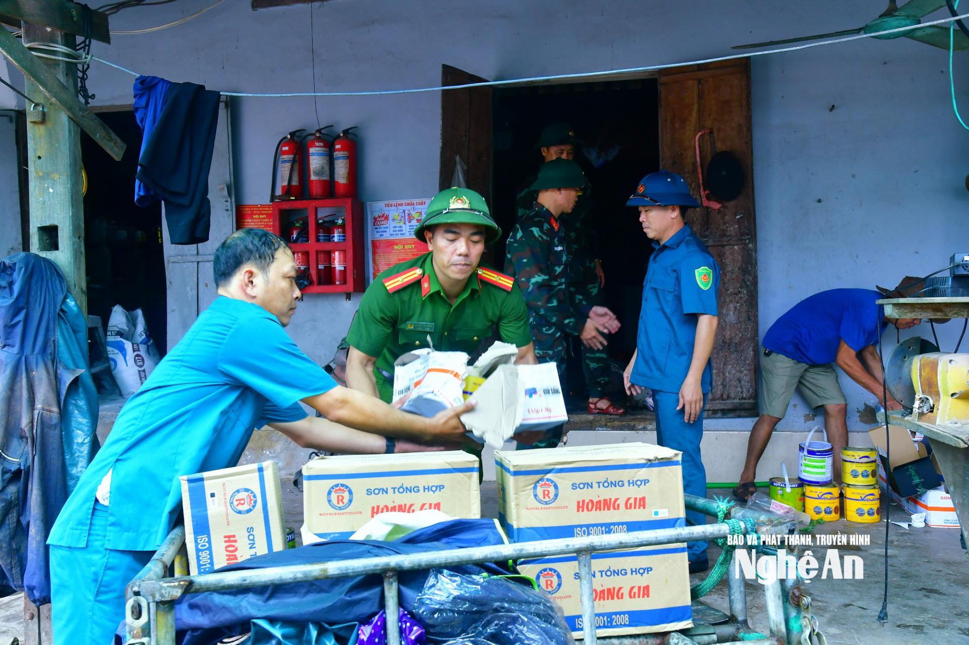 Lực lượng Dân quân và Công an xã Quỳnh Phú giúp đỡ nhân dân di chuyển tài sản đến khu vực an toàn.