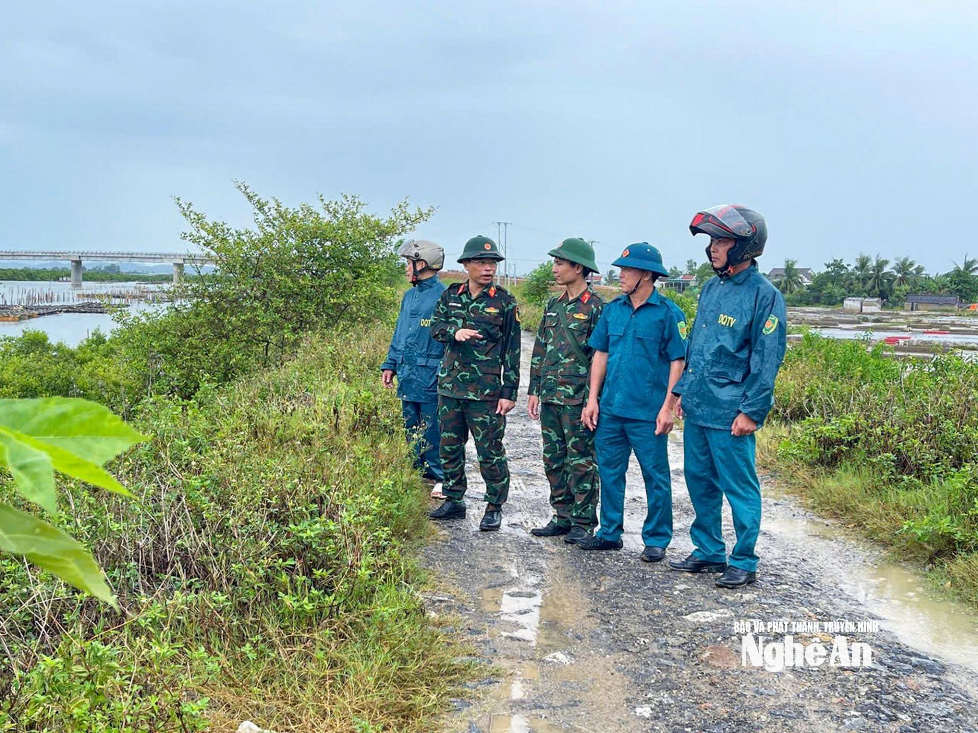Lãnh đạo chỉ huy Ban Chỉ huy Phòng thủ khu vực 2 – Quỳnh Lưu và lực lượng Dân quân xã Quỳnh Phú tiến hành kiểm tra những khu vực nguy cơ sạt lỡ tại tuyến đê sông Mơ.