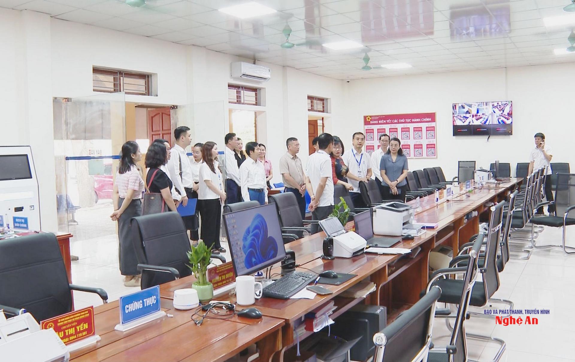 Thứ trưởng Bộ Tư pháp Đặng Hoàng Anh cùng đoàn công tác kiểm tra vận hành chính quyền địa phương 2 cấp tại phường Vinh Phú, Nghệ An.