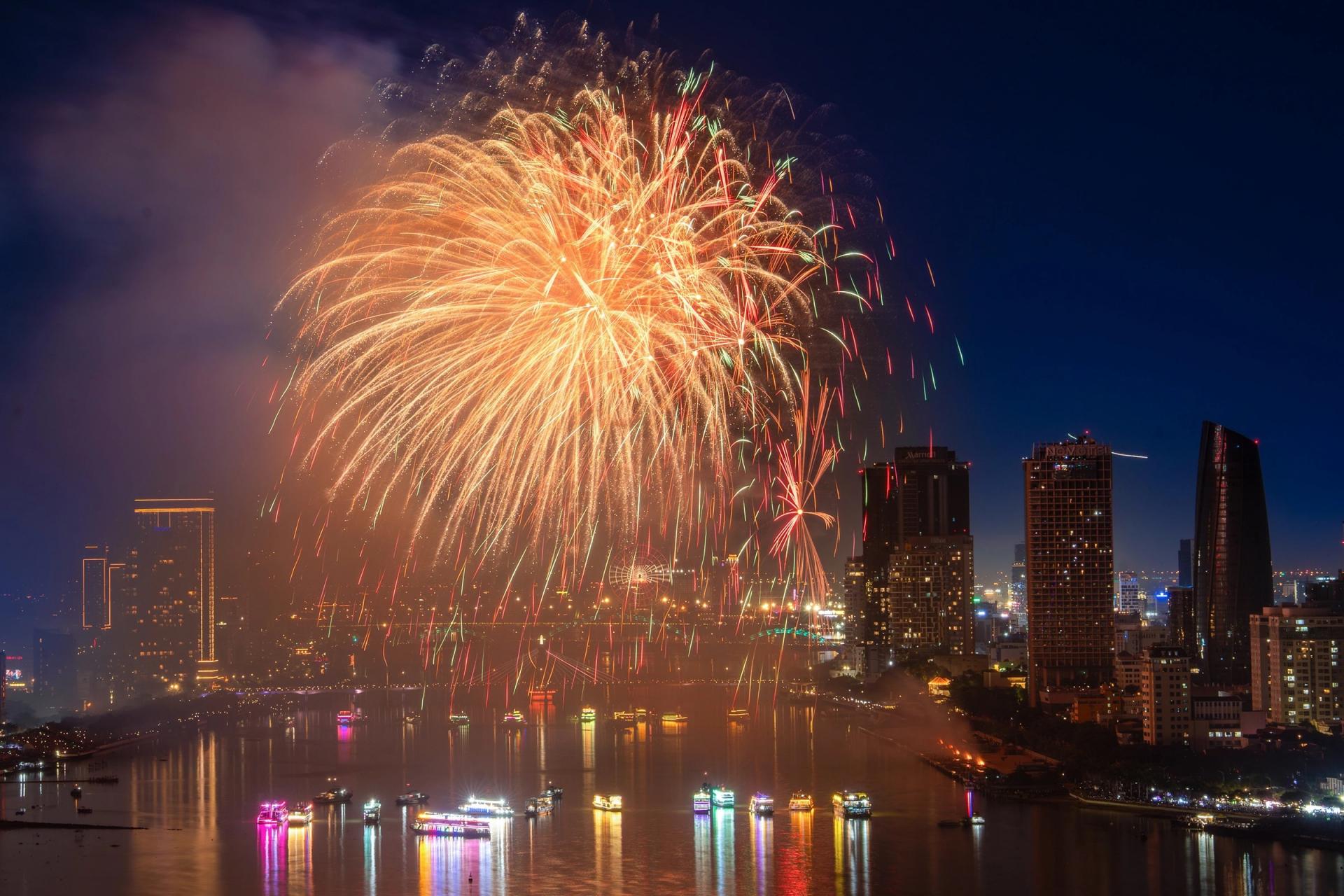 Với chủ đề A Shining Pearl - The City of Tomorrow (Viên ngọc tỏa sáng, Thành phố tương lai), màn trình diễn là lời tri ân dành cho Đà Nẵng - thành phố biển đang vươn mình.