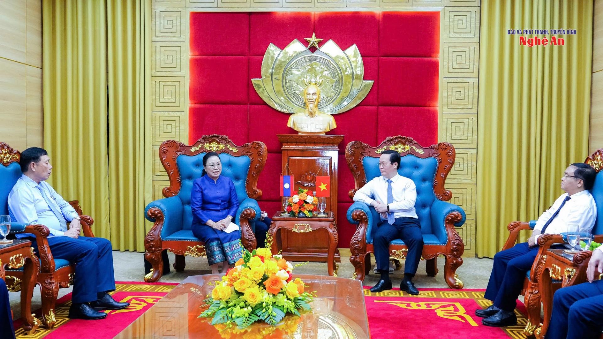 Đồng chí Nguyễn Đức Trung - Bí thư Tỉnh ủy Nghệ An đã tiếp đồng chí Khamphao Ernthavanh - Đại sứ Đặc mệnh Toàn quyền nước Cộng hoà DCND Lào tại Việt Nam đang có chuyến thăm và làm việc tại tỉnh Nghệ An.