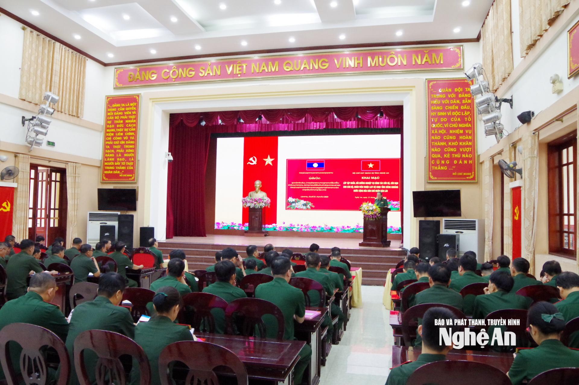 Toàn cảnh lễ khai mạc.