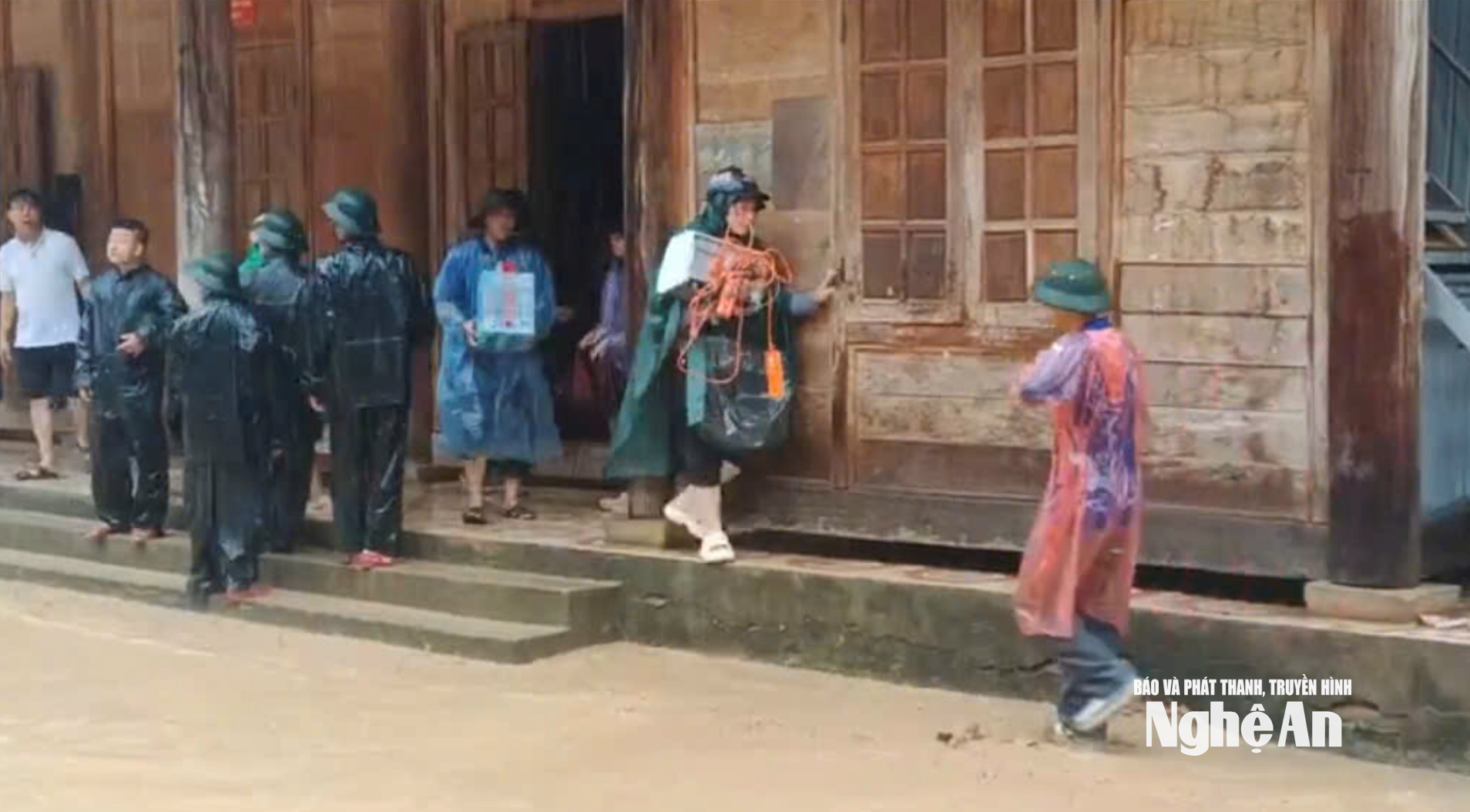 Nhiều nhà nằm trong nguy cơ đổ sập.