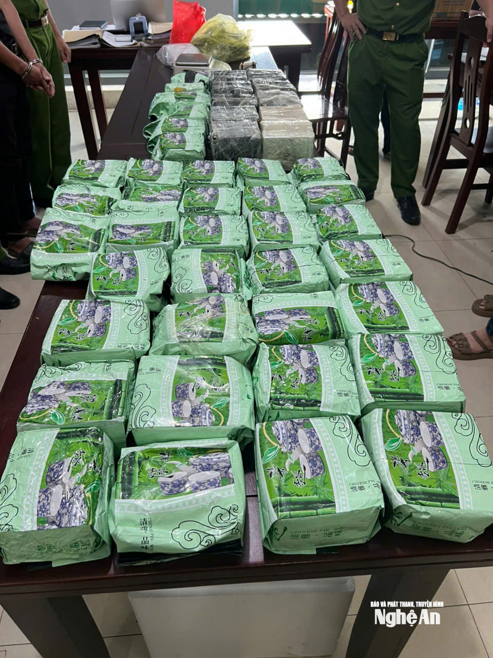 60 bánh hêrôin bị thu giữ.