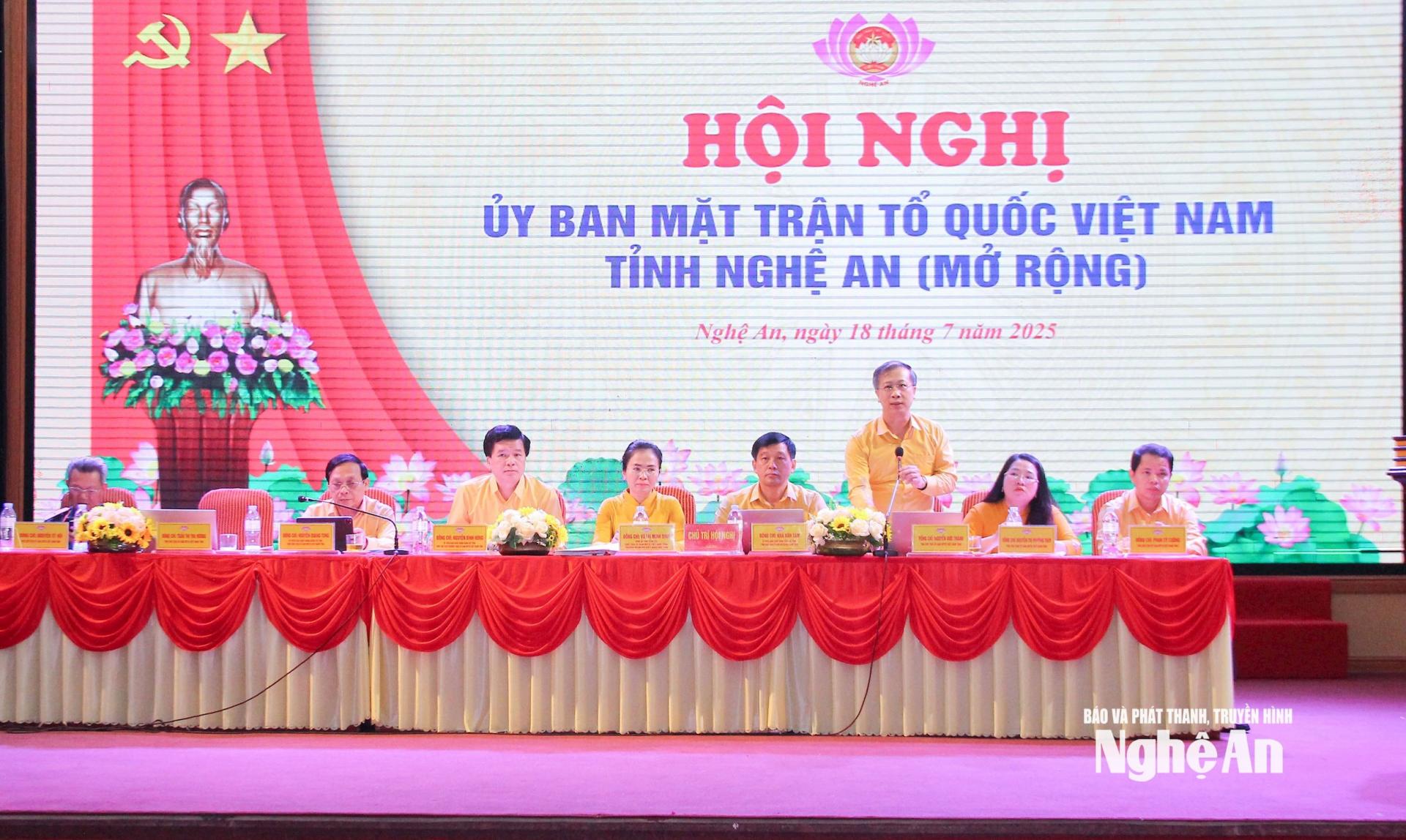 Ban Thường trực Uỷ ban MTTQ Việt Nam tỉnh khoá XV điều hành hội nghị. 