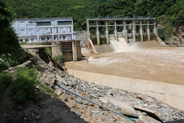 Nhà máy thủy điện Nậm Mô, xã Tà Cạ, huyện Kỳ Sơn.