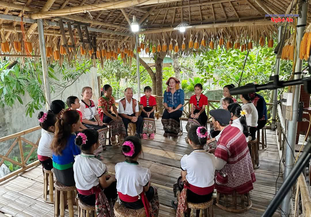 Nghệ nhân Sầm Thị Xanh truyền dạy chữ Thái cổ.