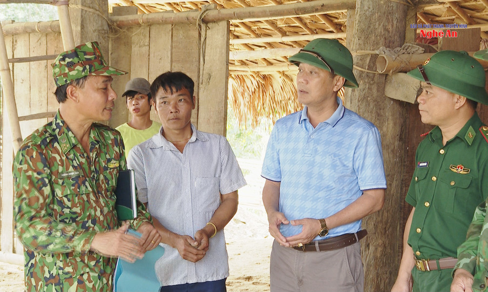 Lãnh đạo xã và các lực lượng thống nhất phương án xây dựng nhà cho các hộ dân Đan Lai.