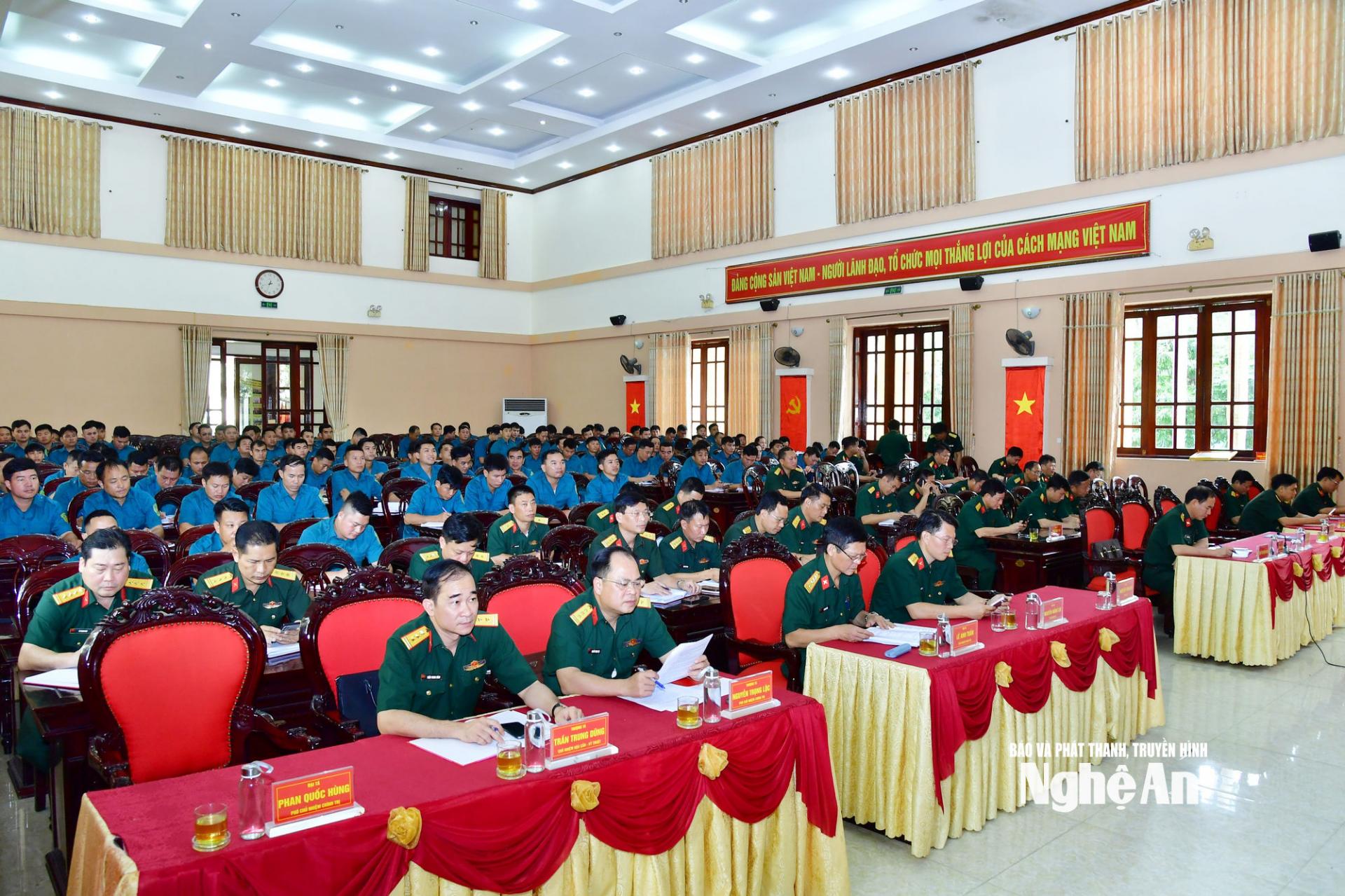 Đại biểu tham dự hội nghị triển khai nhiệm vụ trọng tâm sau khi tổ chức lại cơ quan Quân sự địa phương.