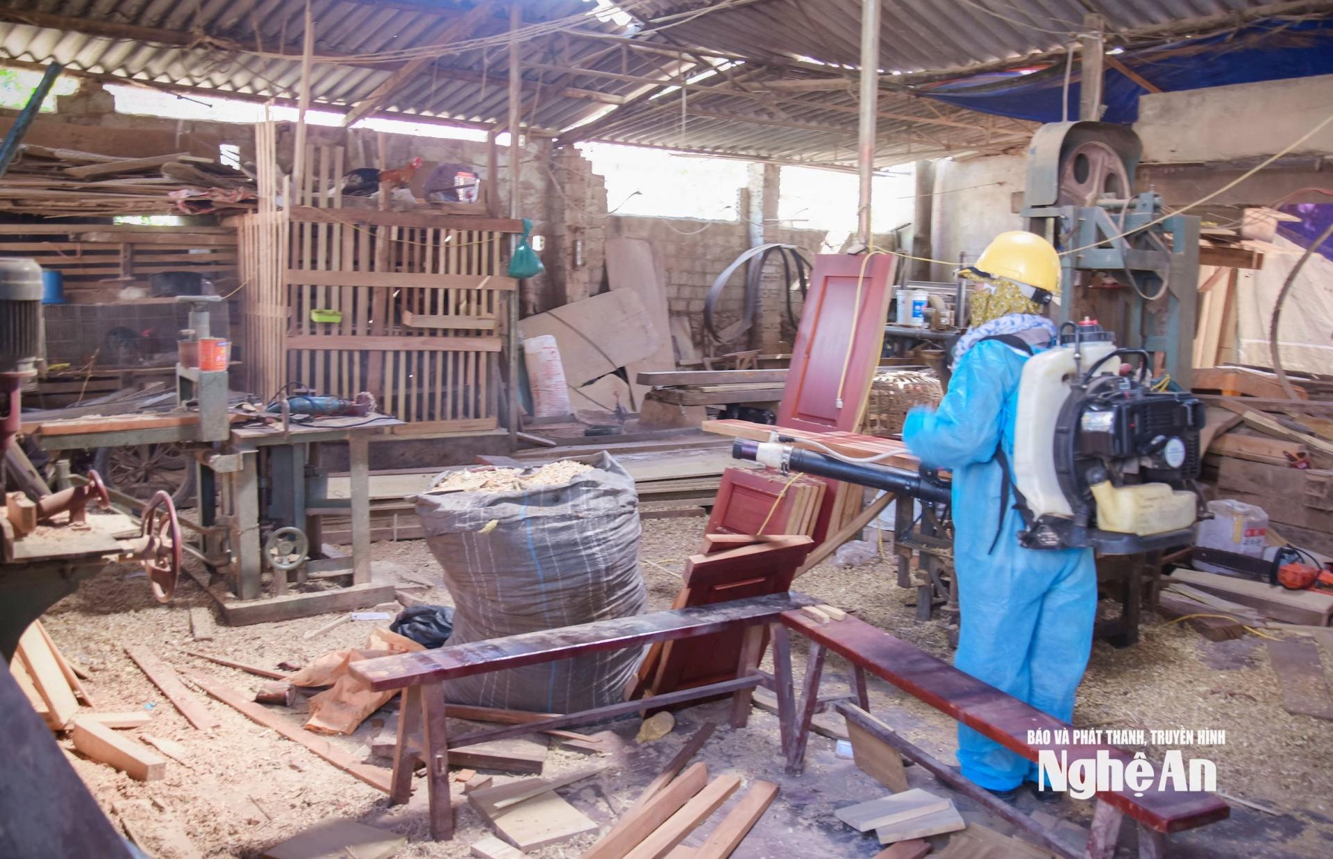 Phun hóa chất phòng chống dịch bệnh sau mưa lũ. Ảnh: Thành Chung