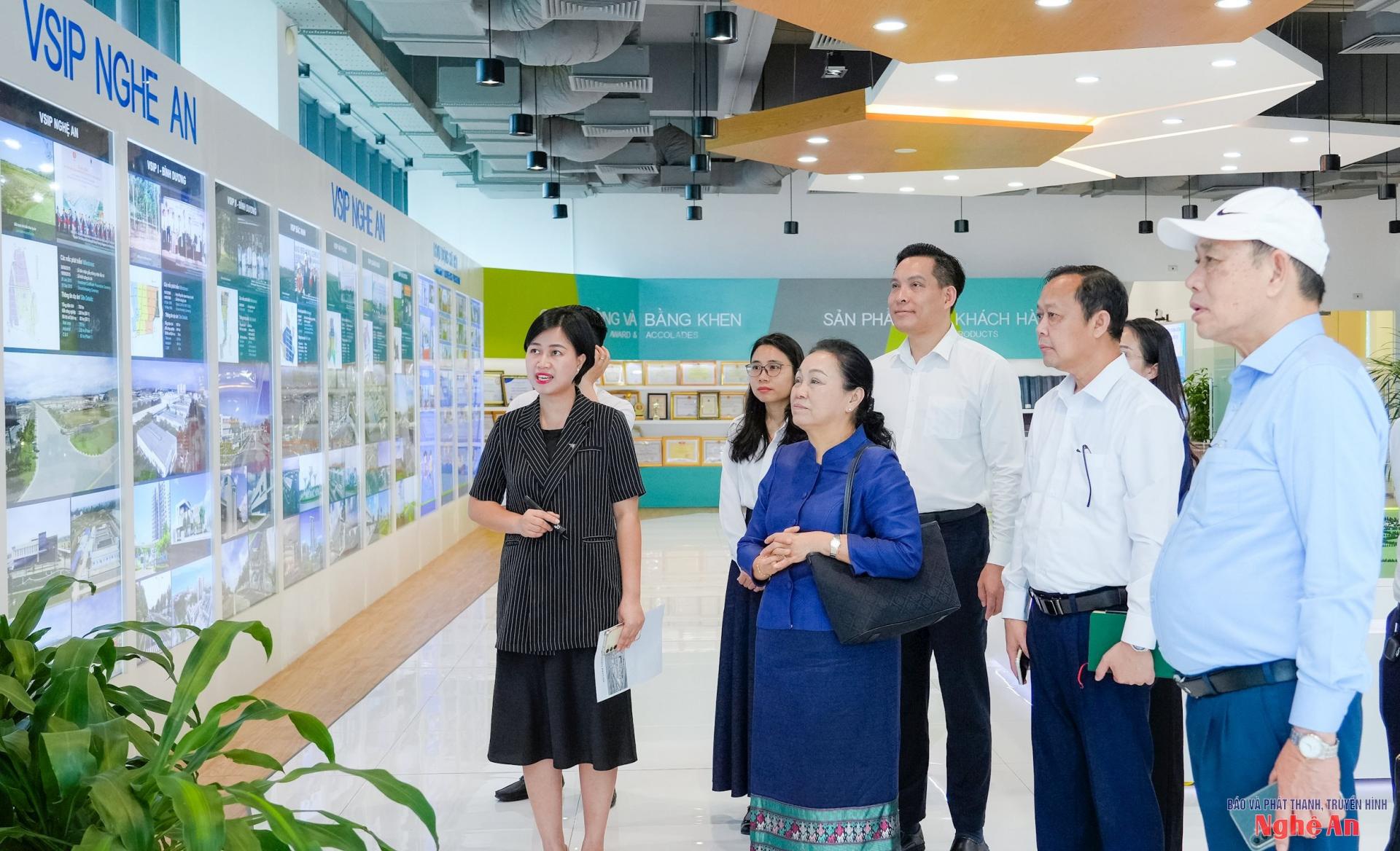 Đồng chí Khamphao Ernthavanh - Đại sứ Đặc mệnh Toàn quyền nước CHDCND Lào tại Việt Nam cùng đoàn công tác đã đến thăm và làm việc tại Khu công nghiệp VSIP.  