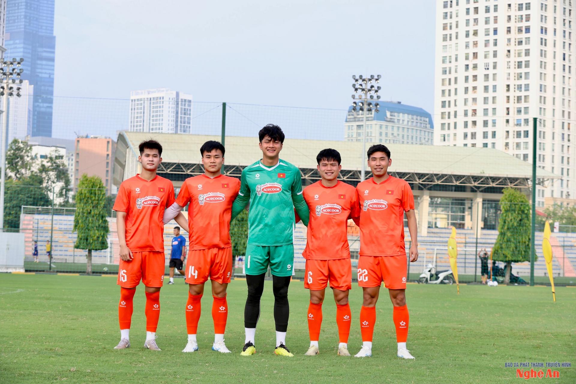 Trong danh sách được công bố, chỉ có duy nhất thủ môn Cao Văn Bình (giữa) của Câu lạc bộ Sông Lam Nghệ An được giữ lại.