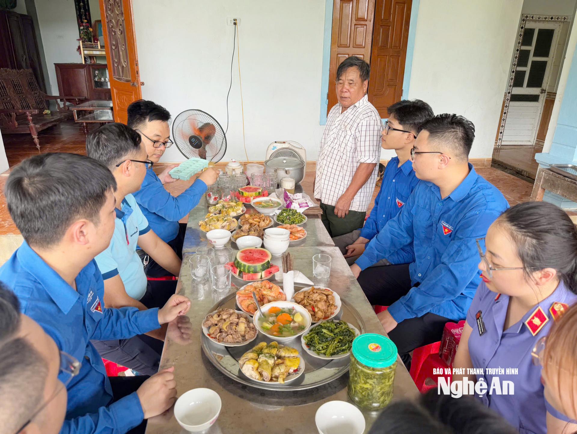 Khoảnh khắc đoàn viên ngồi quây quần bên mâm cơm cùng gia đình chính sách tại xã Nhân Hoà.