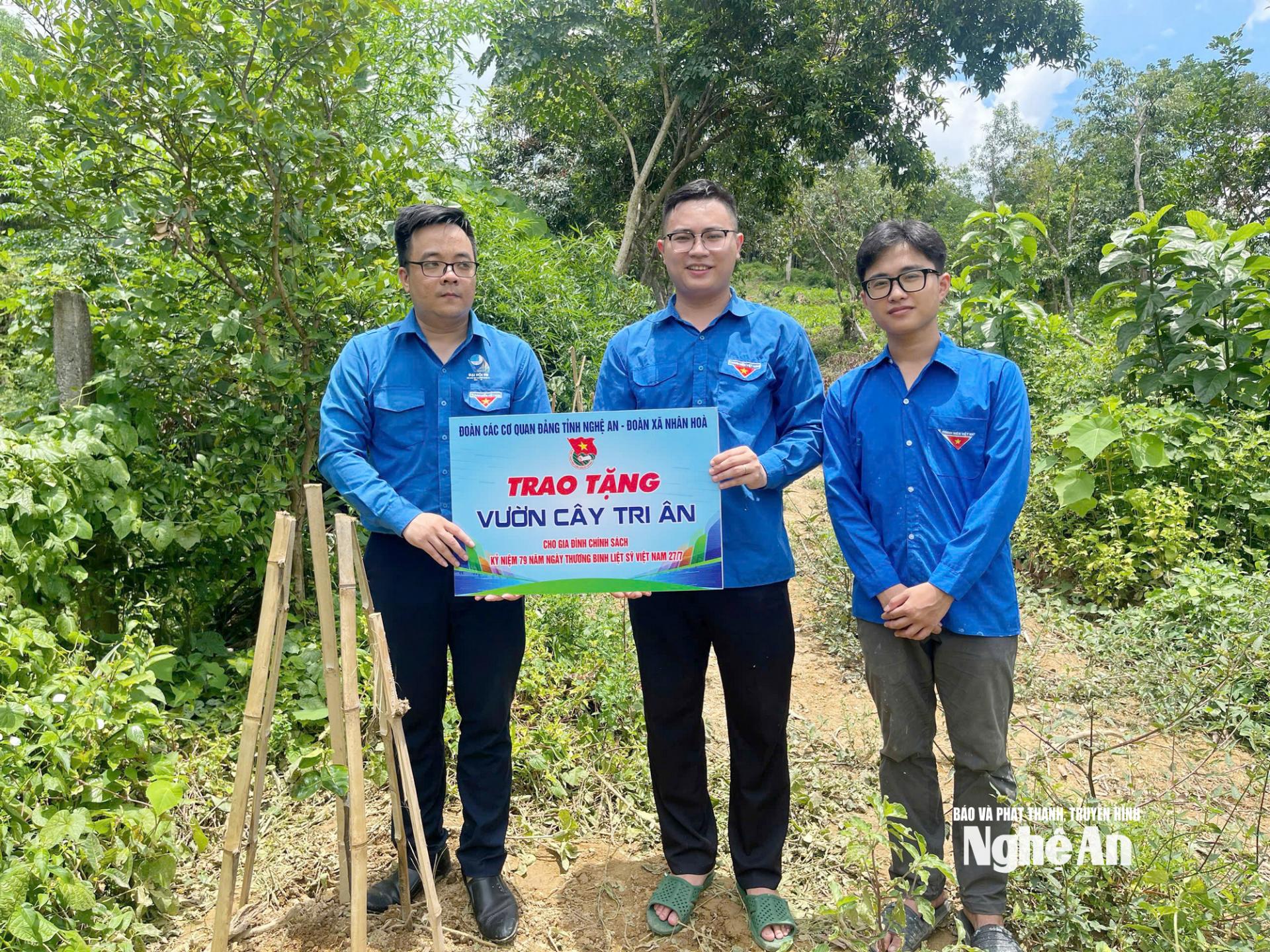 Trao tặng Vườn cây tri ân cho gia đình chính sách.