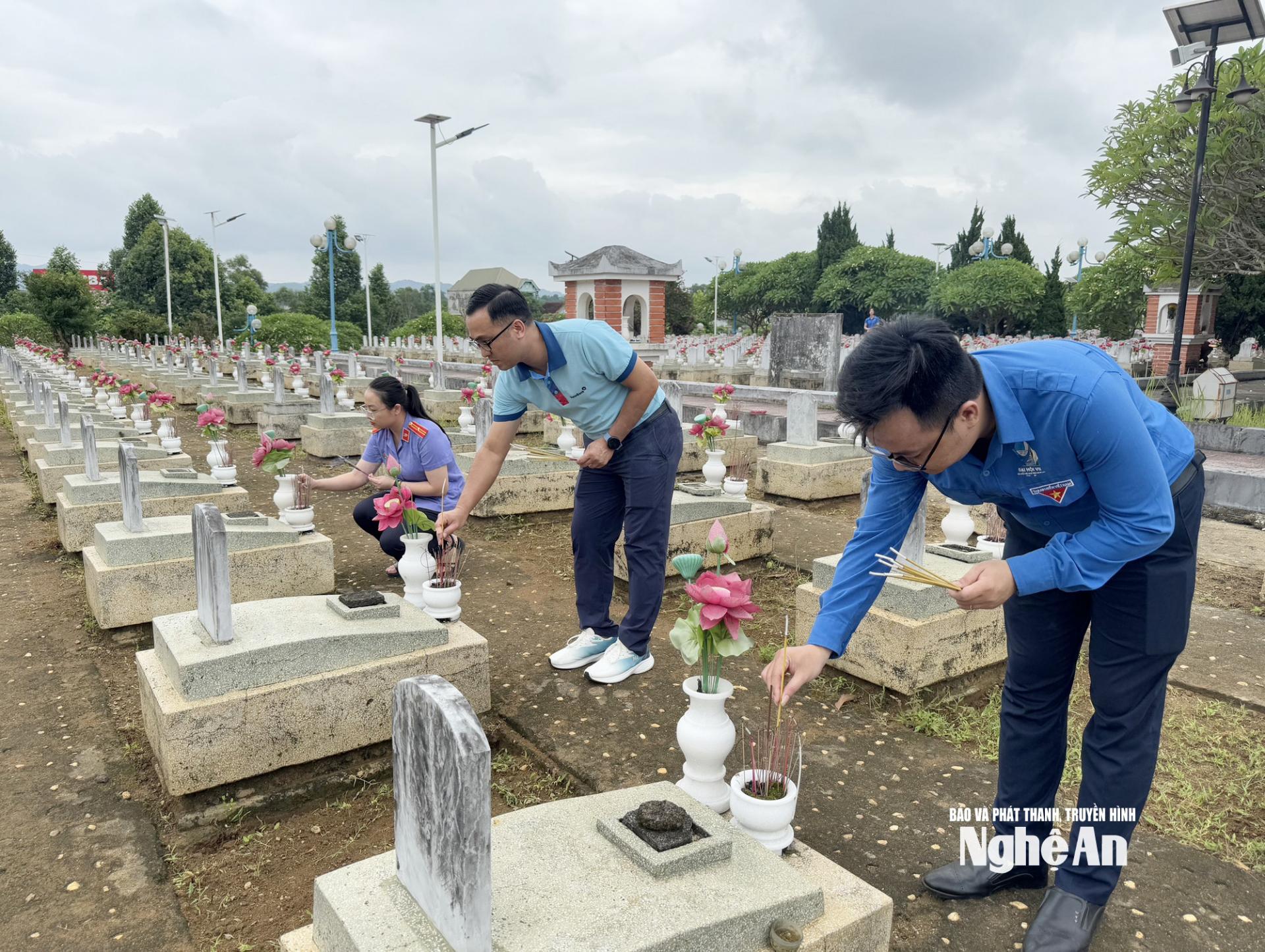 Đoàn công tác dâng hương tri ân các anh hùng liệt sỹ tại Nghĩa trang Liệt sĩ Việt – Lào.