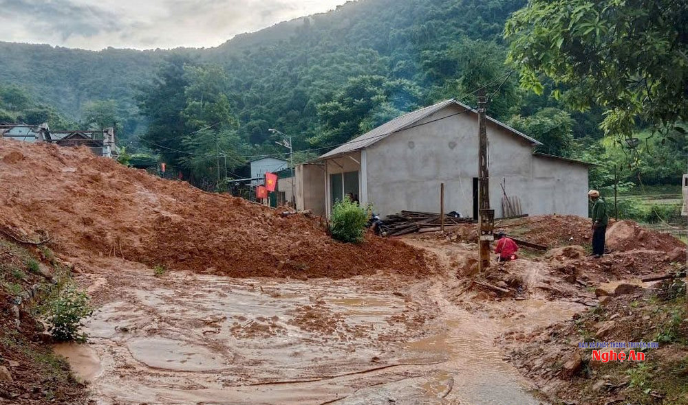 Tuyến đường từ Chiêu Lưu đi Bảo Thắng (cũ) bị ách tắc do sạt lở đất vào ngày 7/7.