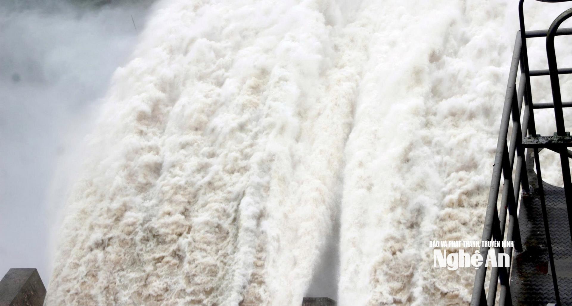 Thủy điện Bản Vẽ điều tiết xả lũ chiều 23/7. Ảnh: Quang An