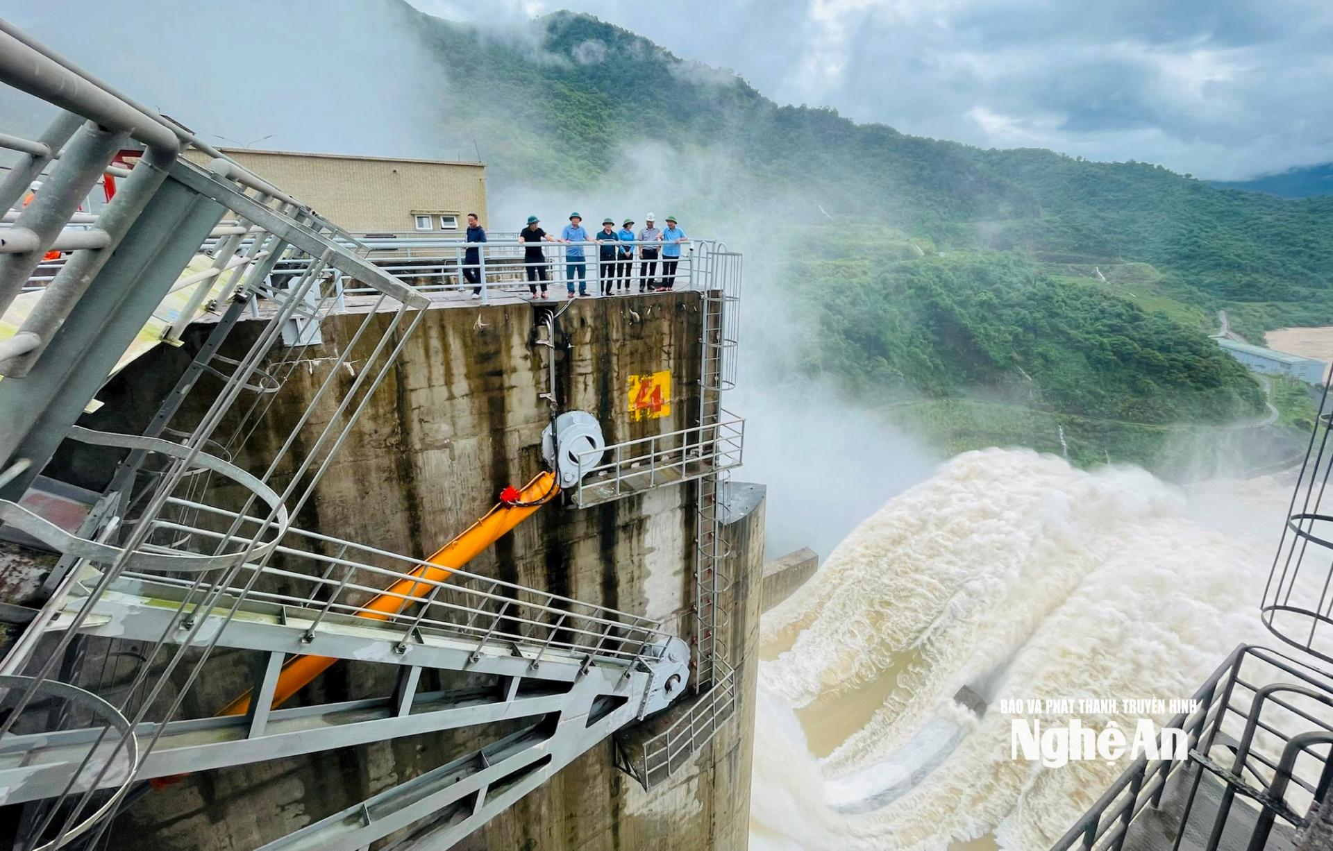 Thủy điện Bản Vẽ tiến hành xả điều tiết nước cho vùng hạ du. Ảnh: Quang An