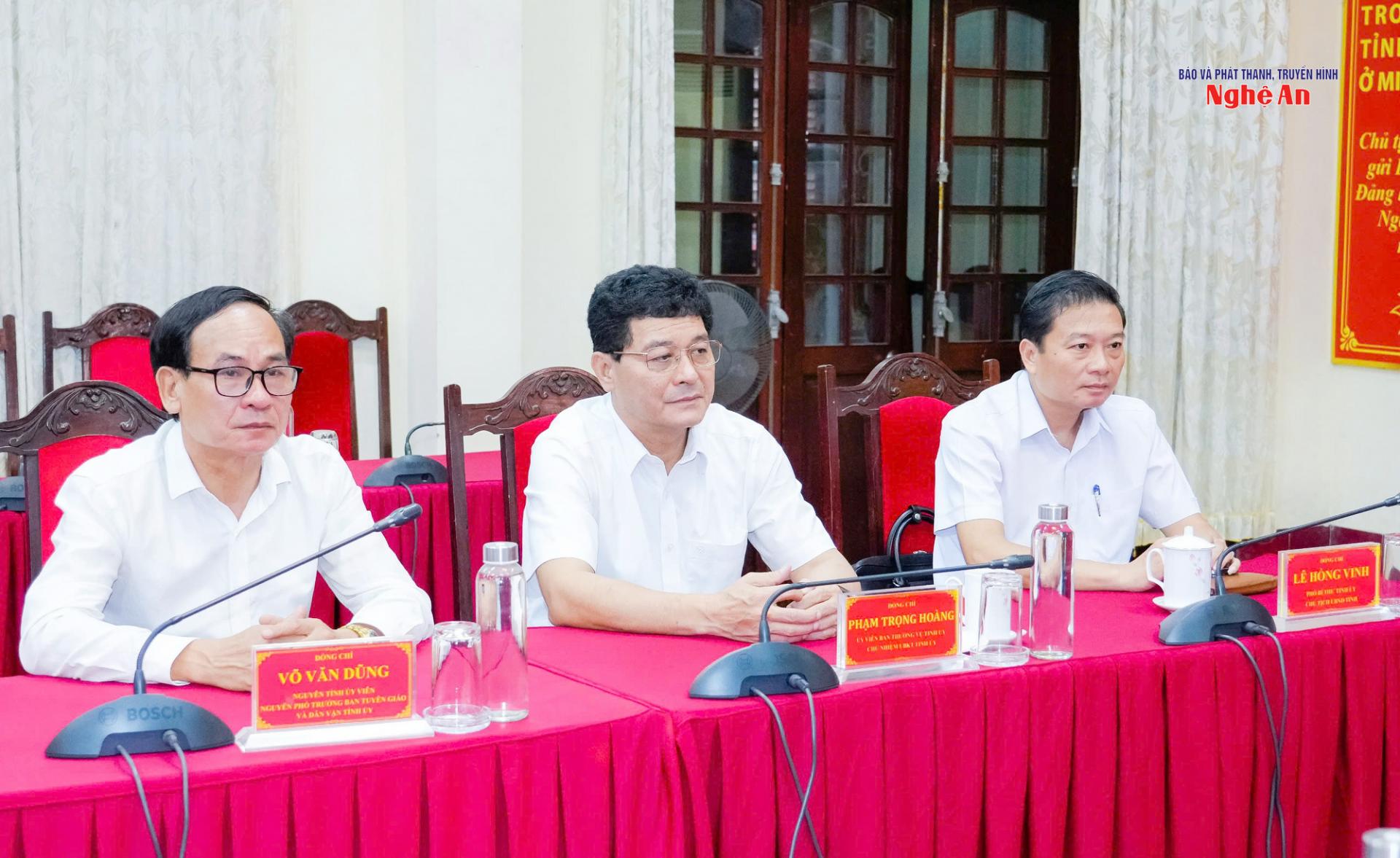 Các đồng chí trong Thường trực Tỉnh ủy, Ủy viên Ban Thường vụ Tỉnh ủy cùng dự cuộc gặp mặt. 