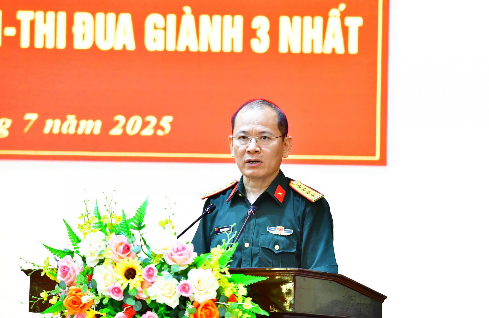 Đại tá Phạm Đình Trung – Phó Chính ủy, Phó Chủ tịch Thường trực Hội đồng Thi đua, Khen thưởng Bộ Chỉ huy Quân sự tỉnh phát động đợt thi đua cao điểm.