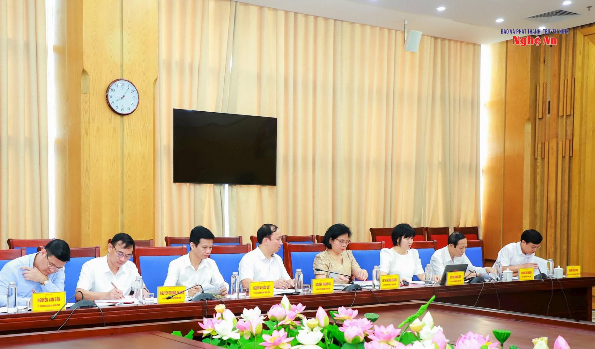 Các đồng chí Ủy viên Ban Chấp hành Đảng ủy UBND tỉnh tại hội nghị.